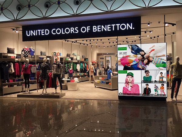 United Colors Of Benetton Clothes Store Screens Advertising